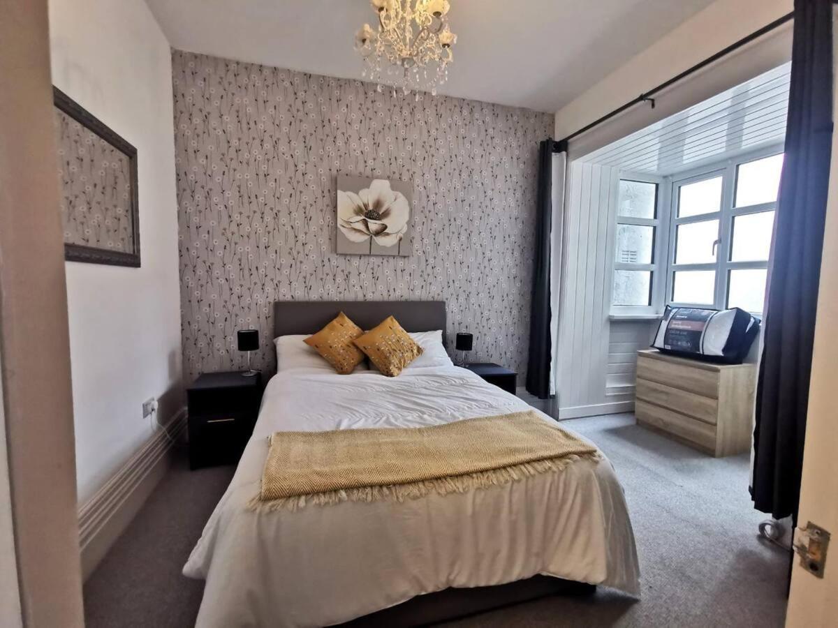 2 Bedrooms Flat Centre