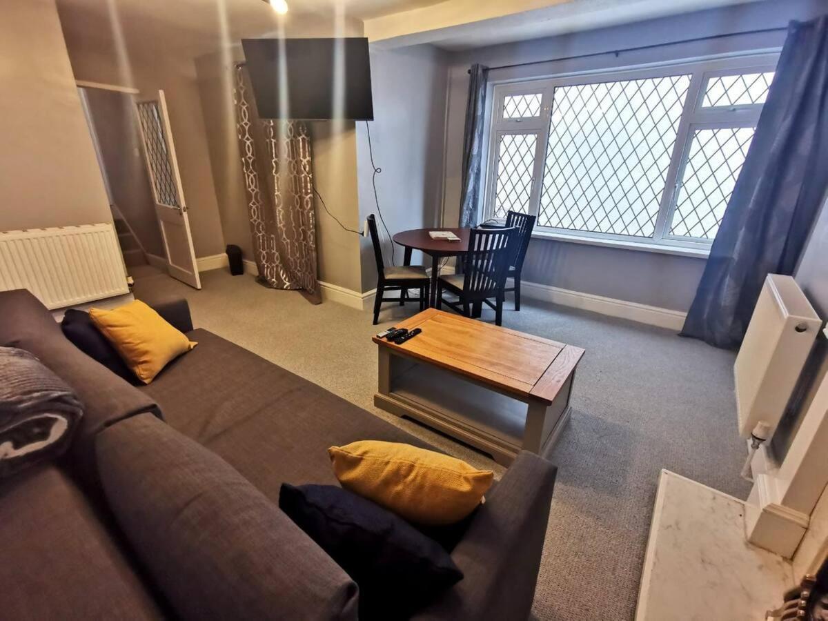 Apartment 2 Bedrooms Flat Centre Swansea
