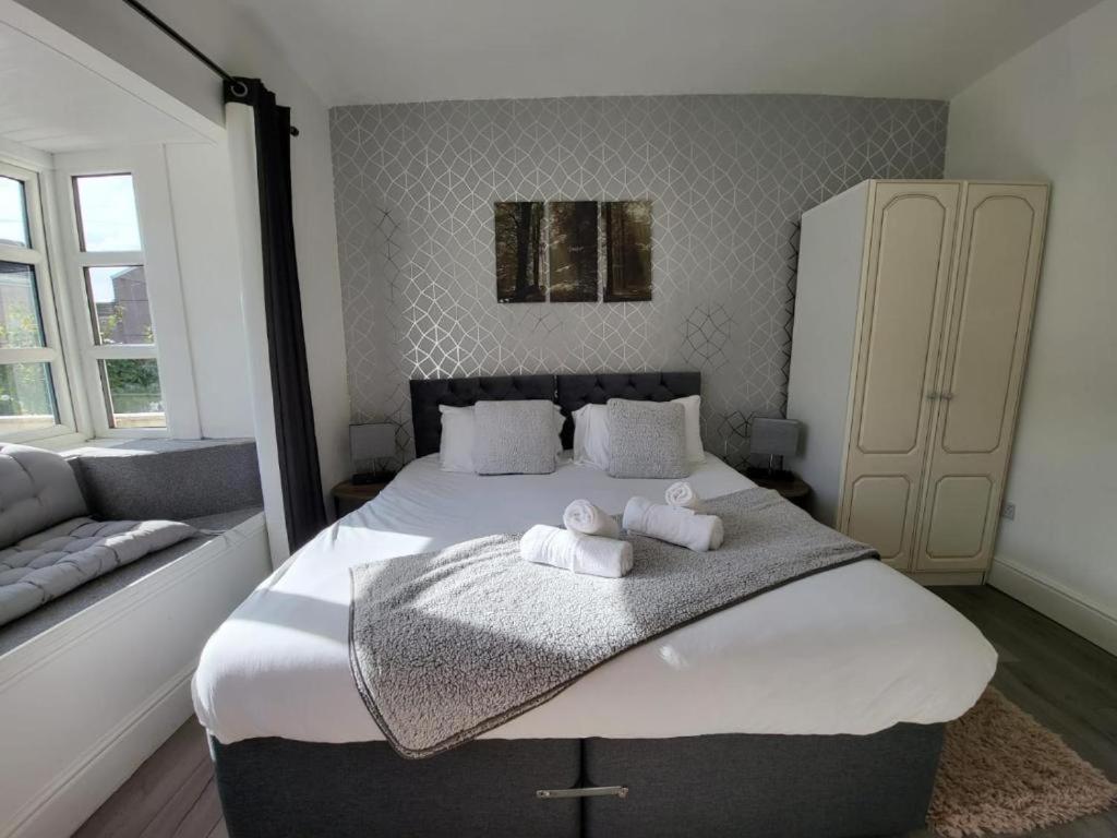 2 Bedrooms Flat Centre *