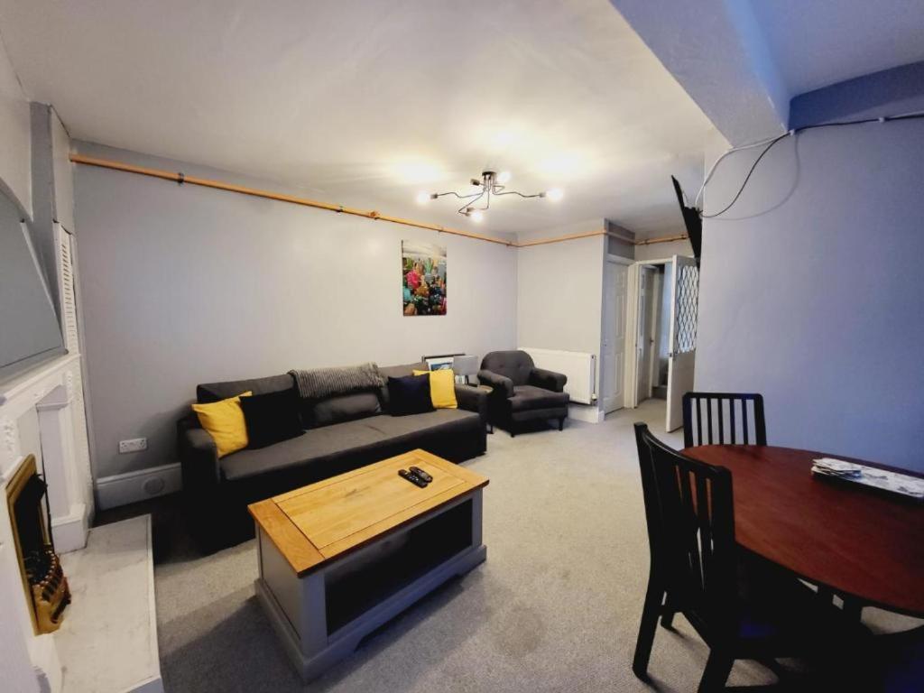 2 Bedrooms Flat Centre Apartment *