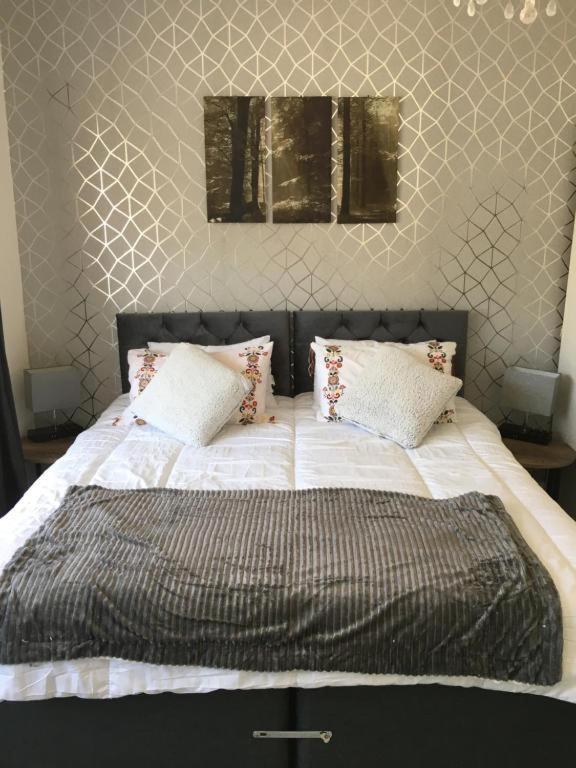 2 Bedrooms Flat Centre * Swansea