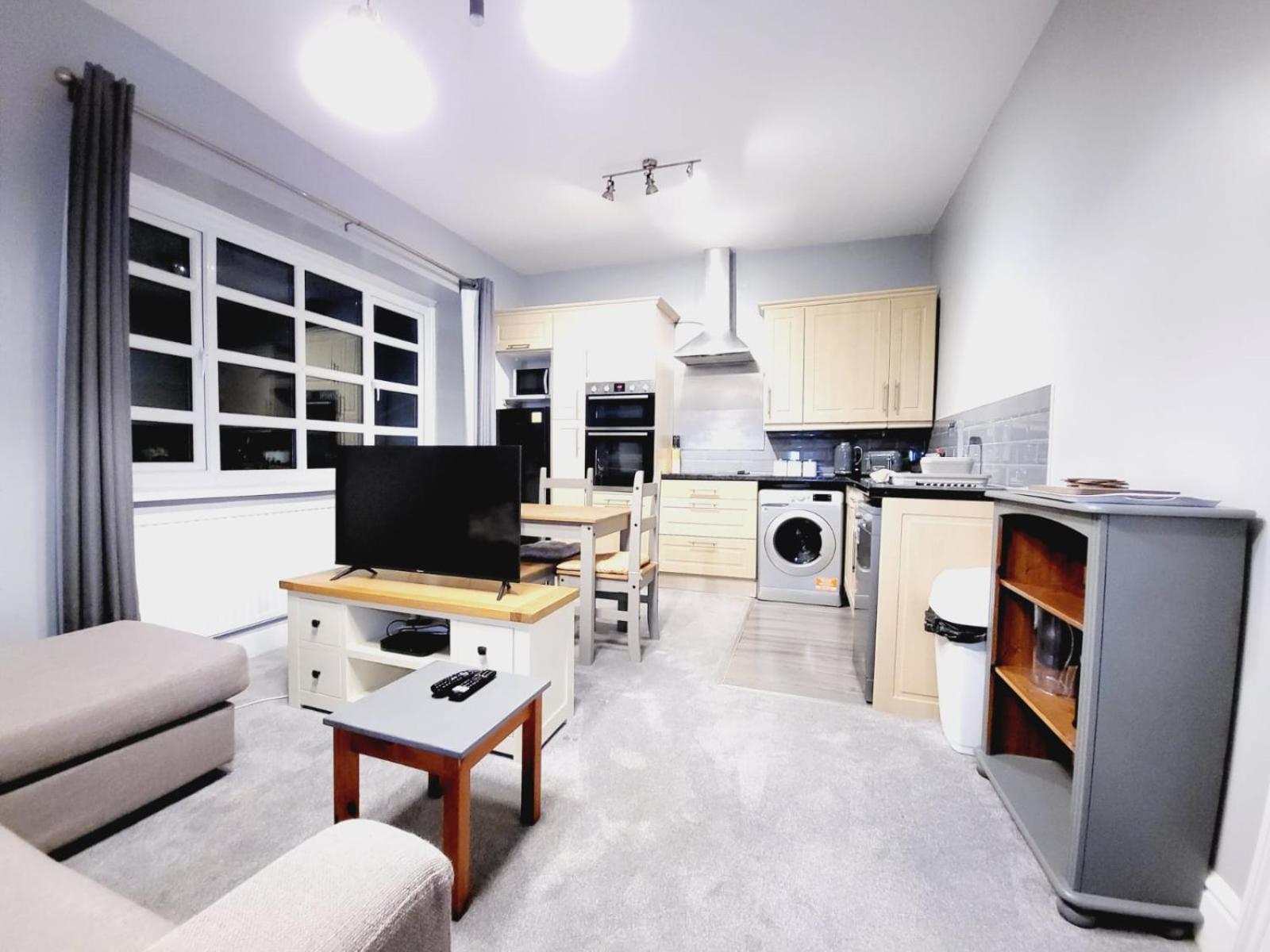 Apartment 2 Bedrooms Flat Centre Swansea