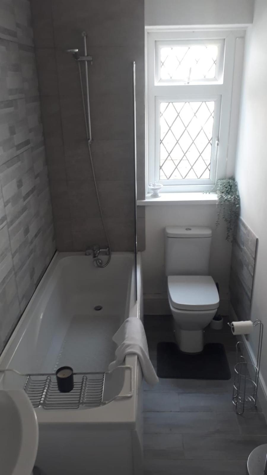 2 Bedrooms Flat Centre Apartment