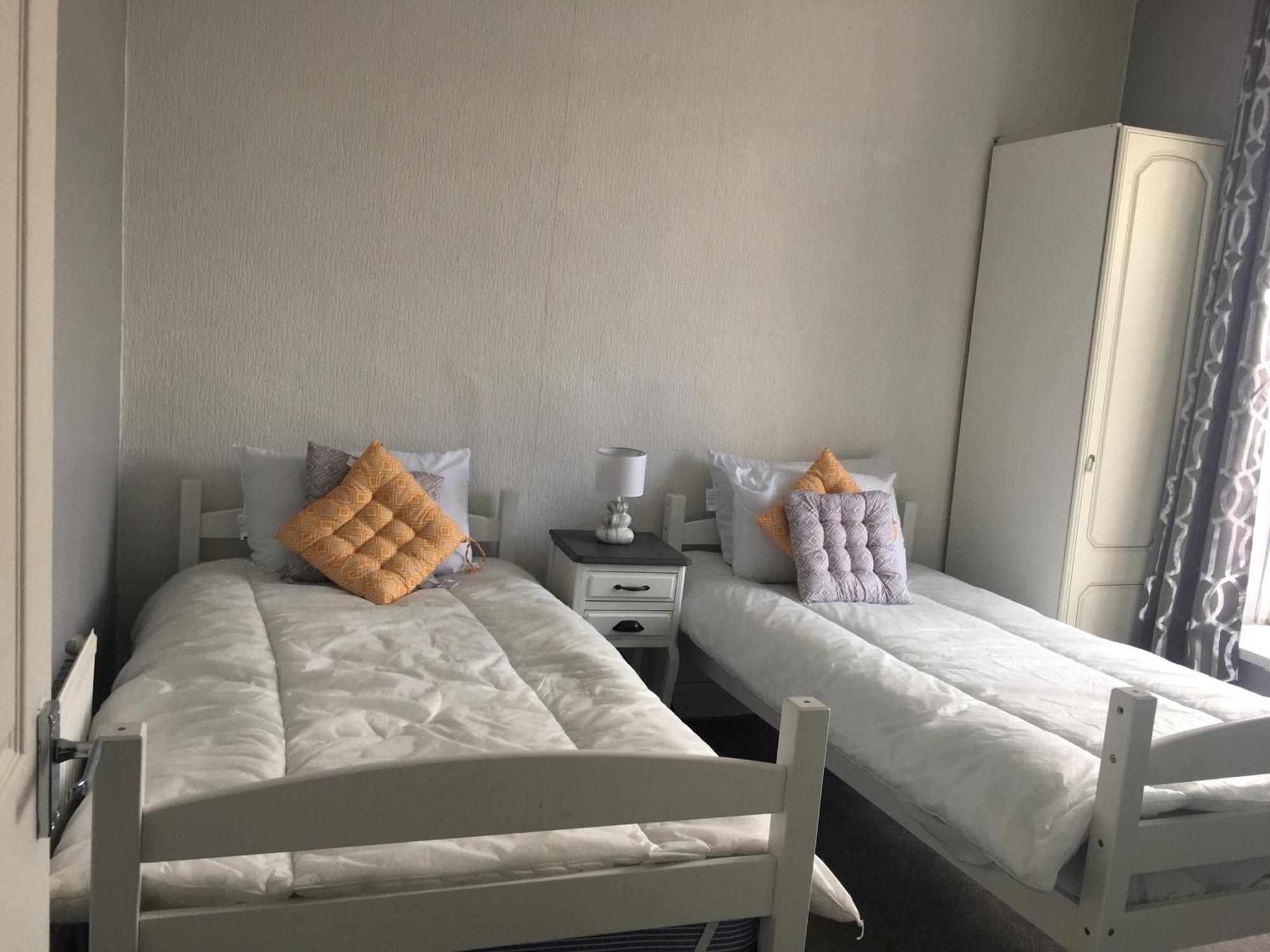2 Bedrooms Flat Centre Apartment