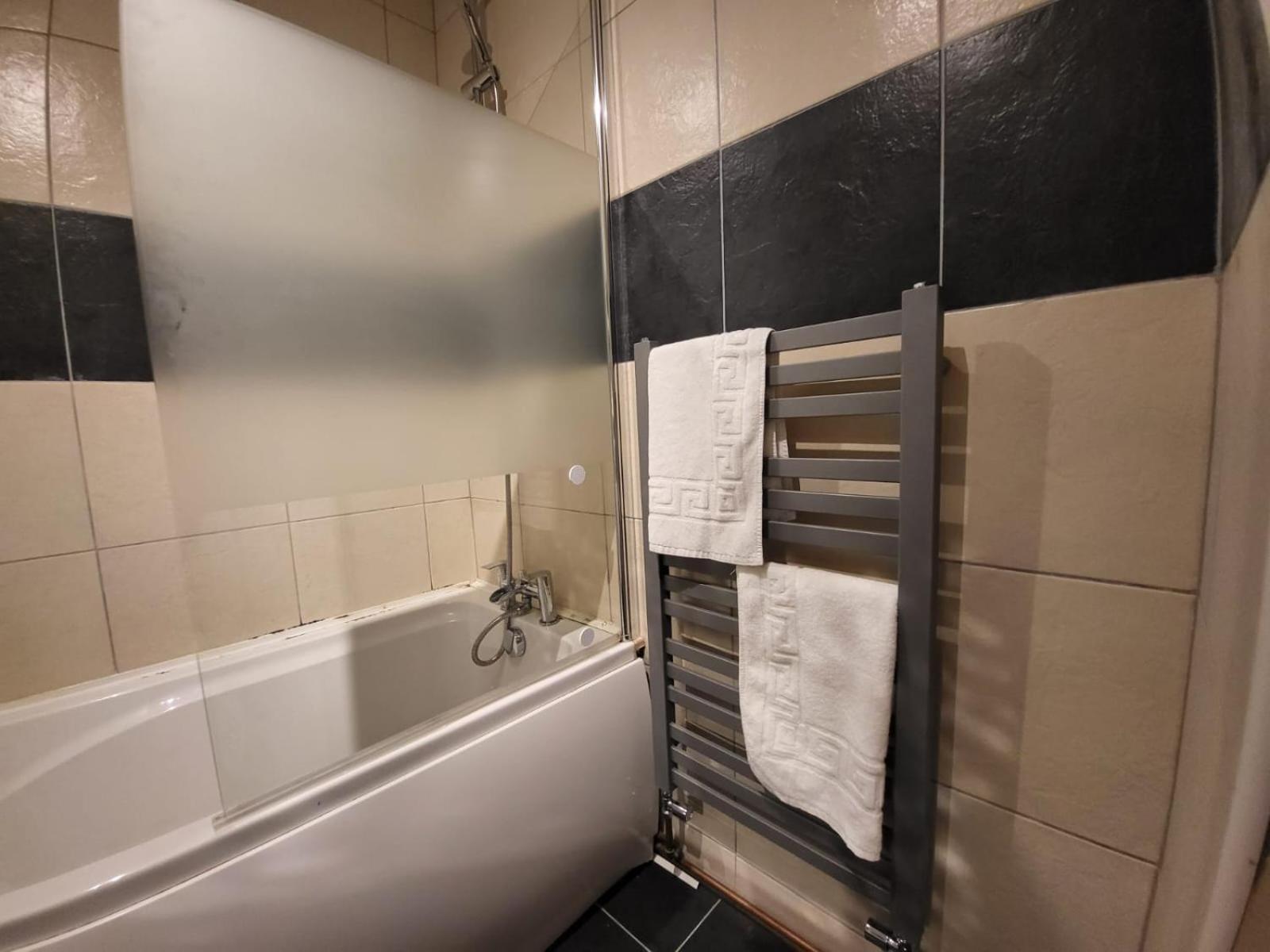 2 Bedrooms Flat Centre Apartment *